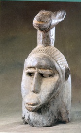 Het masker Kowadji, foto Petit Bah (klik voor grotere afbeelding)
